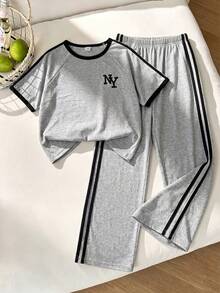SHEIN 2件組青少年女孩休閒運動套裝，花灰配色插肩袖短袖上衣搭配黑色滾邊對比設計，胸前印有NY字母，簡約吸睛風格，袖側黑色線條細節，搭配雙黑色條紋直筒長褲，寬鬆舒適版型，適合日常上學、運動與外出，輕盈春夏季穿著，2026春夏季套裝 - 灰色 - 查看 7