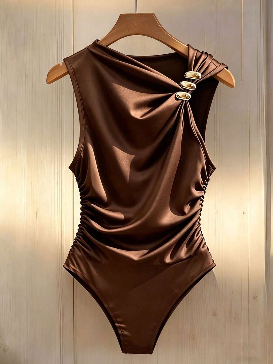 Franclia Mono ajustado con cuello asimétrico, decoración de hebilla metálica y cintura fruncida - Marrón - Ver 1