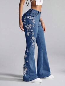 SHEIN ICON 大码女式花卉刺绣口袋喇叭休闲牛仔裤 - 中等水洗藍 - 查看 1