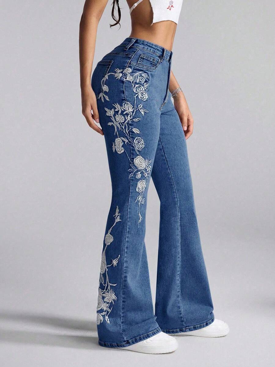 SHEIN ICON 大码女式花卉刺绣口袋喇叭休闲牛仔裤 - 中等水洗藍 - 查看 1