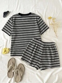 SHEIN 青少年女孩休閒度假黑白條紋紋理寬鬆短袖T恤與短褲套裝 - 黑與白 - 查看 2