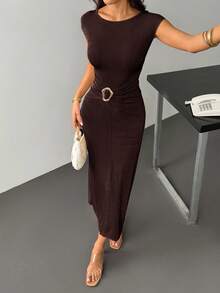 SHEIN PETITE 夏秋冬杏色亮片冰絲圓領短袖流行時尚金屬裝飾修身長款女裝洋裝，適合嬌小女性 - 咖啡棕 - 查看 3
