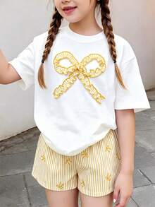 Sparklyn 2件組青少年女孩夏季套裝 - 白色寬鬆版型短袖圓領T恤配蝴蝶結裝飾 + 寬鬆條紋蝴蝶結短褲，可愛甜美花卉印花與蝴蝶結點綴，適合日常穿著與戶外玩樂 - 黃色 - 查看 1