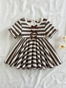 SHEIN Vintaside Kids 新生女嬰洋裝 春夏系列 – 棕色與杏色條紋面料、短袖蝴蝶結款式、甜美可愛女童洋裝、公主風袖口、飄逸裙擺、針織圓點面料、優雅小洋裝適合日常穿著、可作為嬰兒成長的珍貴禮物 - 咖啡棕 - 查看 5