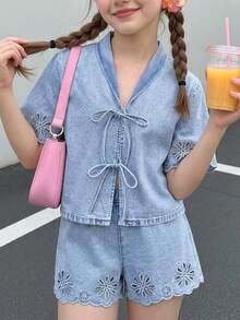 SHEIN 2件組 青少年女孩時尚休閒 Y2K 復古酷街頭風 鏤空花朵刺繡圖案 藍色丹寧寬領上衣與鬆緊腰寬鬆舒適刺繡圖案丹寧短褲套裝，適合青少年女孩日常穿著、春夏季 Rave 派對、音樂節、街頭風服飾與返校季 - 藍色 - 查看 1