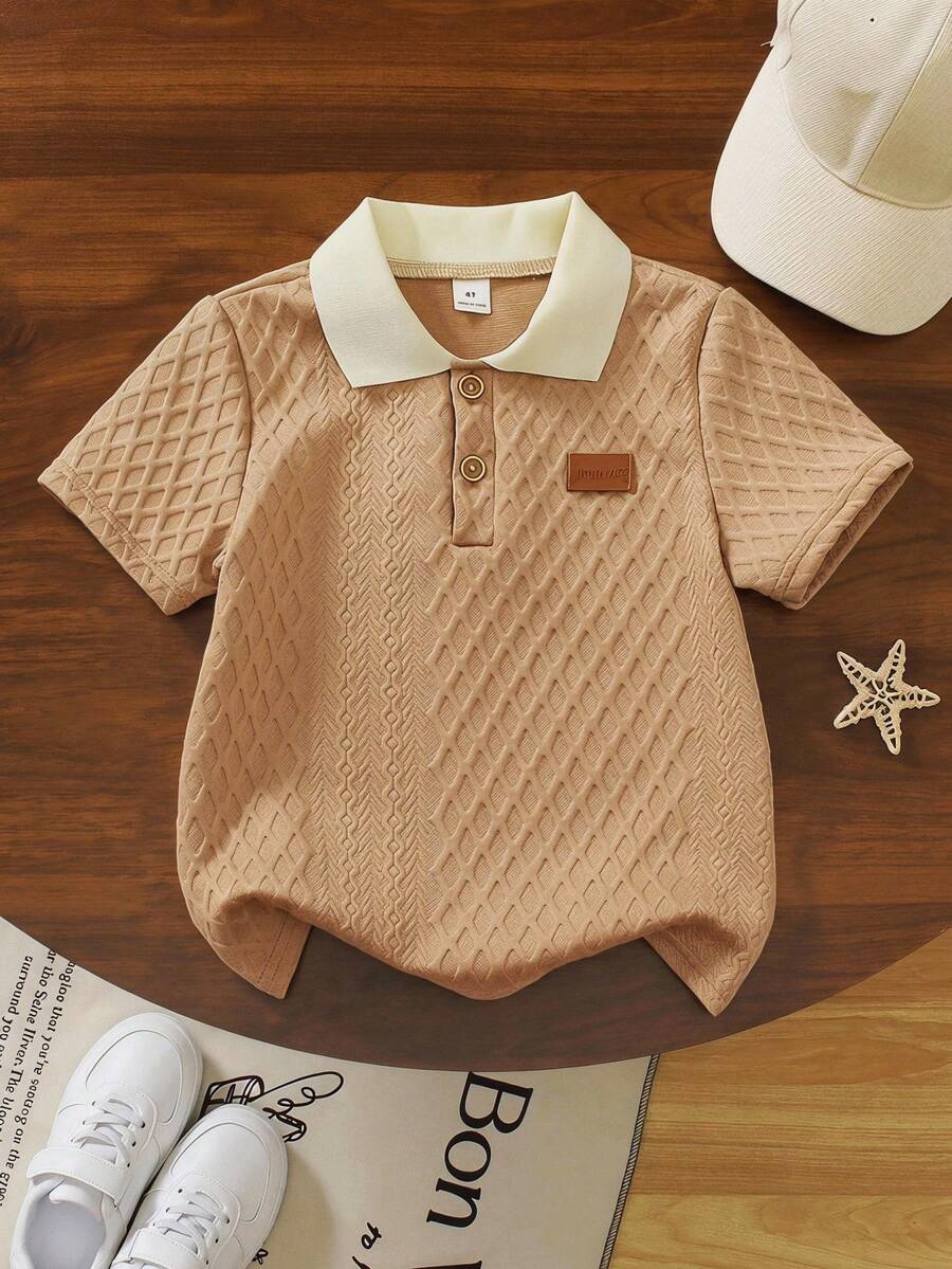SHEIN Streecool Kids 一件男童米色 Polo 衫，领口和袖口饰有黑色滚边，增添细节感，表面菱形纹理提升质感，左胸创意“皮革贴片”设计，适合商务休闲、日常通勤、半正式社交活动和学校穿着。 - 摩卡棕 - 查看 1