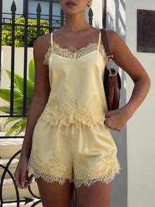 Siren Gaze Bộ đồ 2 mảnh thanh lịch sang trọng màu vàng, áo cami và quần short satin viền ren, trang phục mùa hè mùa đông, phong cách đi làm, phong cách influencer, đồ ngủ đi du lịch - Nhiều màu - Xem 12
