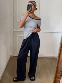 DAZY 2件組 女款夏季休閒細條紋不對稱領上衣 & 寬鬆素色睡褲家居服套裝 - 淺藍色 - 查看 5