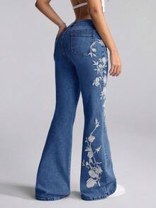SHEIN ICON 大码女式花卉刺绣口袋喇叭休闲牛仔裤 - 中等水洗藍 - 查看 2