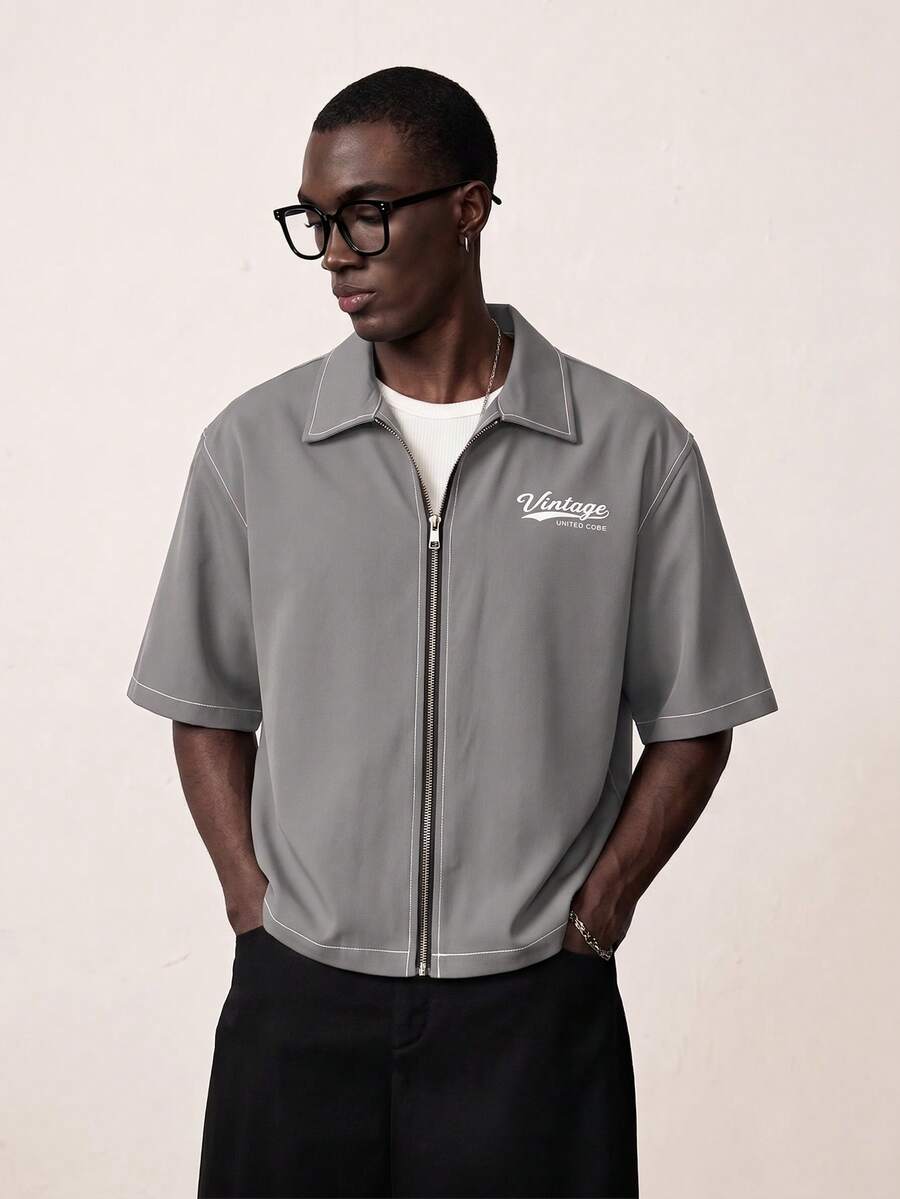 STYNVO Camisa de manga corta con estampado de letras y pechera con cremallera para hombres - Gris - Ver 1