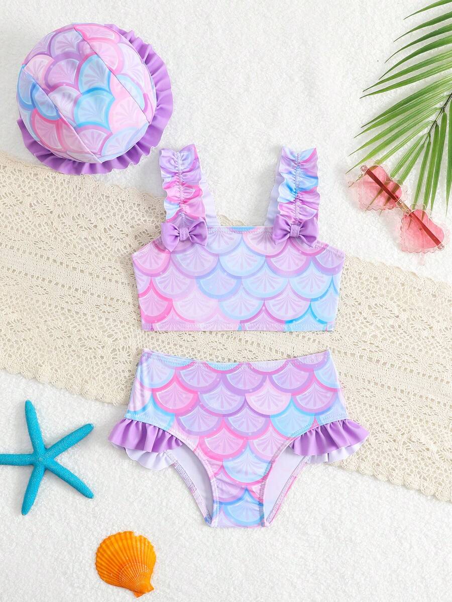SHEIN 女嬰泳裝海灘裝,紫色魚鱗印花,高彈性親膚防曬面料,柔軟光滑,兩件式泳裝含吊帶上衣與荷葉邊三角泳褲,附配套遮陽帽,夢幻美人魚風格,適合女嬰游泳、海灘度假、夏季泳池玩樂,時尚休閒、精緻,適用於游泳、夏季假期、夏季海灘、海邊、泳池、游泳池、暑假、派對、休閒度假 - 紫色 - 查看 1
