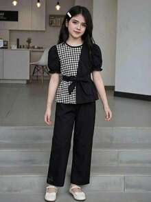 Elladie kids 两件套女童休闲套装，包括圆领格纹印花衬衫（含腰带）和直筒裤，百搭时尚，适合夏季穿着。 - 黑色 - 查看 1
