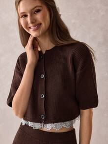 CLARA VERO Set de 2 piezas: Cárdigan con botones metálicos y falda con ribete de encaje - Café integral - Ver 4