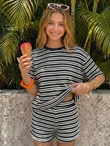 SHEIN 青少年女孩休閒度假黑白條紋紋理寬鬆短袖T恤與短褲套裝 - 黑與白 - 查看 5