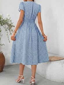 SHEIN Clasi 女款V領短袖百褶A字版型優雅休閒度假街頭碎花春夏季中長洋裝 - 淺藍色 - 查看 2