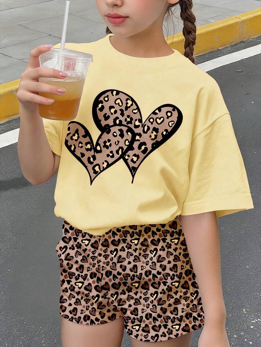 黃色心形豹紋可愛甜美復古豹紋心形圖案印花,青少年女孩休閒簡約圓領寬鬆短袖T恤休閒短褲套裝2件組,適合春夏季日常、旅行、穿搭、度假、戶外、農場、放鬆休閒,女孩套裝,時尚女孩,休閒穿著,春夏季時尚,隨性風格,輕鬆時髦,休閒氛圍穿搭,女孩風格 - 彩色 - 查看 1