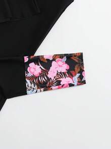 SHEIN 青少年女孩坦基尼比基尼套裝 2件組，黑色底色配粉色扶桑花與熱帶棕櫚葉印花上衣，圓領長袖裙襬設計，純黑色底色配熱帶棕櫚葉印花褲子，時尚休閒優雅成熟淑女風，適合游泳、夏季度假、海灘、海濱、泳池、夏季假期派對 - 黑色 - 查看 4