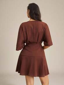 SHEIN Tall 女士休闲纯色V领裹身迷你连衣裙，女士度假连衣裙，夏季度假休闲装，棕色夏季连衣裙，法式金属扣系带腰身连衣裙，落肩蝙蝠袖，荷叶边下摆连衣裙，女士度假连衣裙，优雅夏季度假连衣裙，女士优雅连衣裙，假日连衣裙，夏季度假装 - 棕色 - 查看 5
