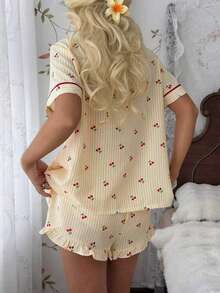CottageSlumber Conjunto de pijama con top de manga corta a rayas con volantes en el bajo y shorts con estampado de cerezas - Amarillo - Ver 3
