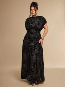 SHEIN BAE CURVE Vestido ultra largo negro con estampado de terciopelo para mujer talla grande - Negro - Ver 6