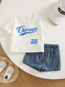 SHEIN 2 pezzi/Set Unisex Bambino Maschio Bambina Femmina Primavera/Estate Casual Moda Camicia Bianca a Maniche Corte Top da Baseball e Pantaloncini in Denim Set, Abbigliamento Primavera/Estate Bambino Maschio, Outfit, Streetwear - Multicolore - Visualizzare 3