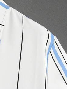 Manfinity Homme Bộ 2 áo sơ mi tay ngắn in họa tiết sọc cài nút phía trước và quần short cạp rút dây cho nam Bộ quần áo nam mùa hè, trang phục ấm áp - Màu xanh nhạt - Xem 3