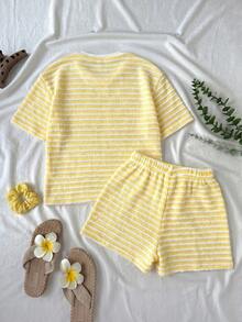 SHEIN 青少年女孩T恤套裝 夏季新款休閒度假日常 藍白紋理條紋 寬鬆短袖T恤 & 短褲套裝 - 黃色 - 查看 2