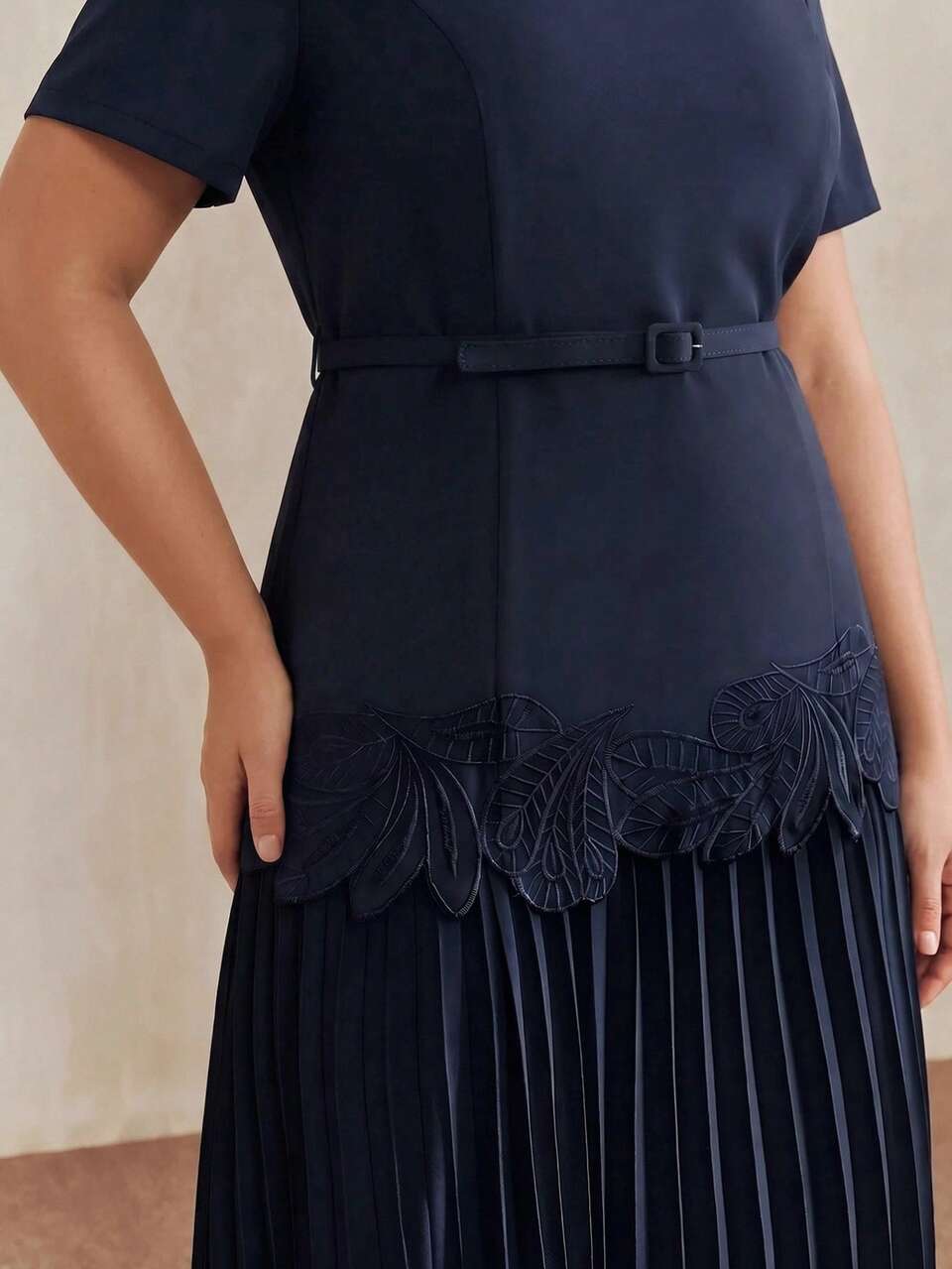 Plus Size Women's Navy Blue Round Neck Short Sleeve Midi Dress, Patchwork Pleated Hem With Belt Elegant Dress