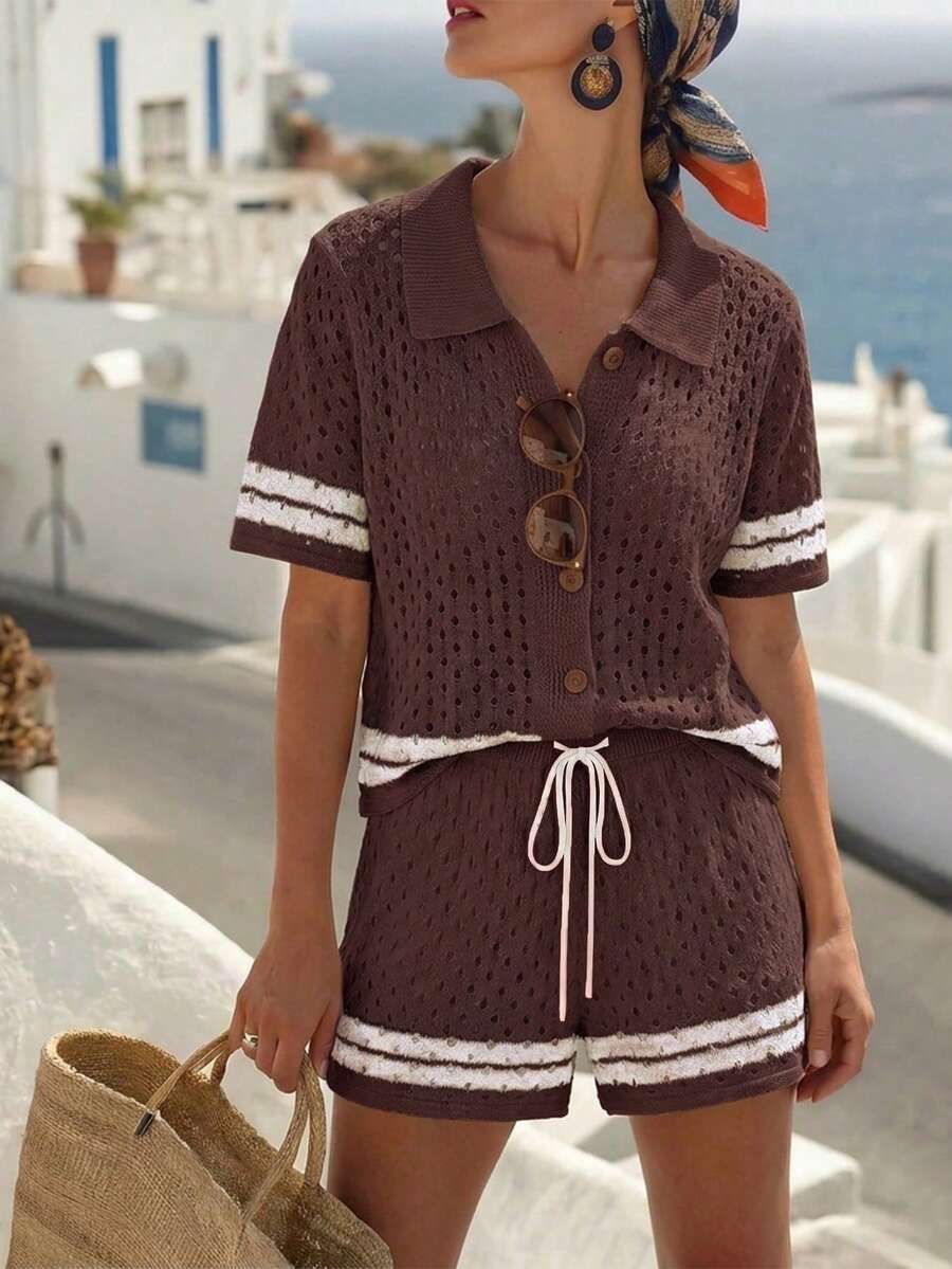 SHEIN Holidaya 新款春夏海灘度假奶杏色鏤空紋理撞色翻領溫柔慵懶復古下擺休閒柔軟舒適高級設計日常 Polo 領開襟衫綁帶短褲女款針織兩件套 - 咖啡棕 - 查看 1