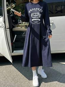 DAZY 春夏秋圓領長袖海軍藍與白色棉布字母建築印花女款中長洋裝 校園休閒學院風早午餐 - 藏蓝色 - 查看 4