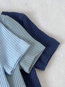 SHEIN 6件組男嬰紋理羅紋布可愛熊娃娃頭刺繡貼片短袖上衣與長褲貼身居家休閒套裝 - 彩色 - 查看 4