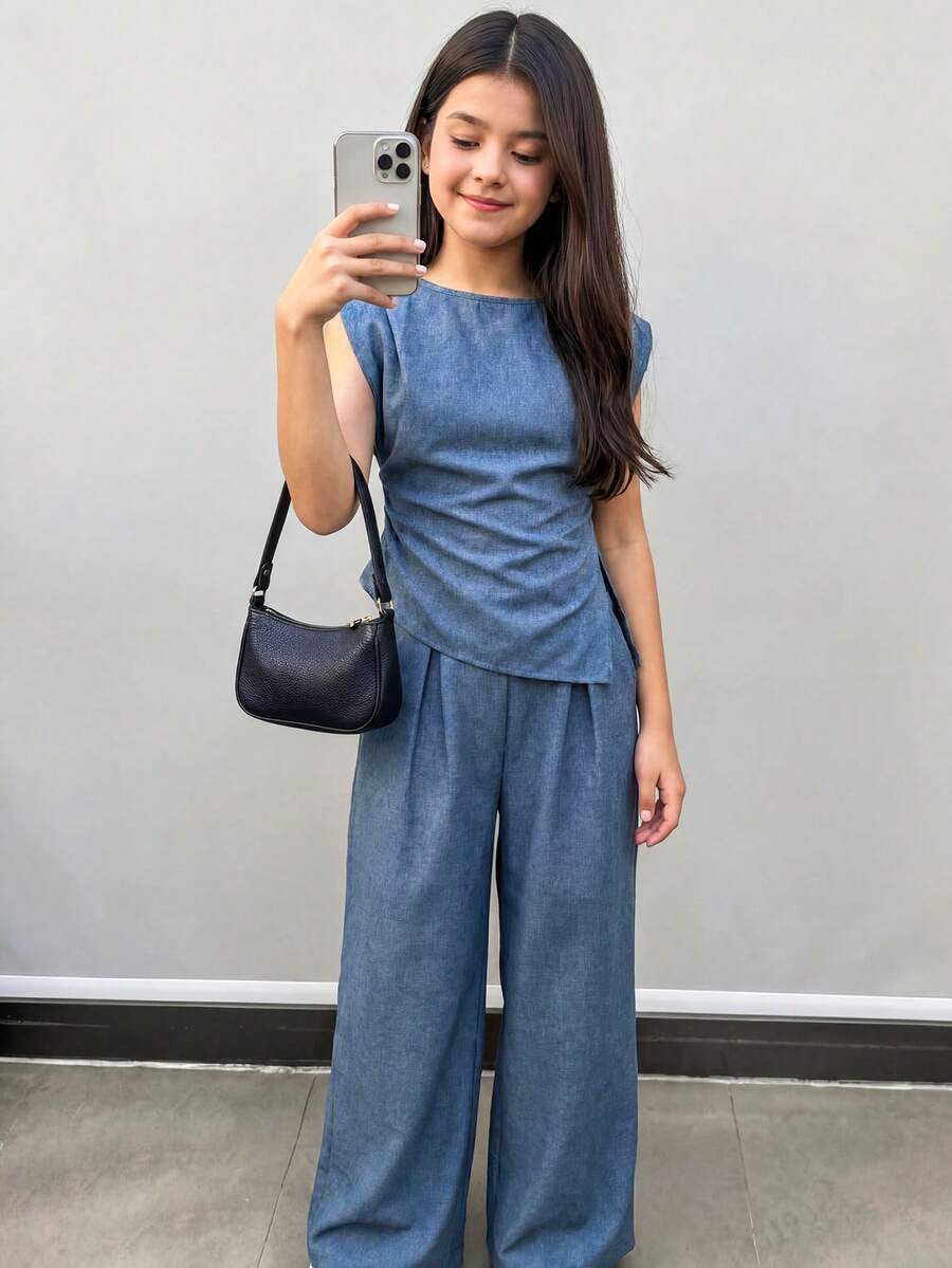 SHEIN 深海藍紋理休閒套裝 2 件組,包含無袖抓皺腰上衣與配套寬腿長褲,親膚泡泡紗布料,極簡慵懶風格,適合 Tween 女孩夏季日常出遊的小眾設計穿搭 - 藍色 - 查看 1