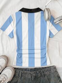 SHEIN EZwear 2026世界盃阿根廷足球隊女款POLO T恤球衣，對比領設計搭配條紋袖，復古學院風，經典時尚年輕街頭感，面料光滑舒適，比賽日運動時尚足球街頭風球衣 - 白色 - 查看 2
