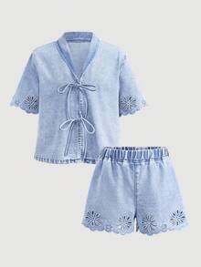 SHEIN 2件組 青少年女孩時尚休閒 Y2K 復古酷街頭風 鏤空花朵刺繡圖案 藍色丹寧寬領上衣與鬆緊腰寬鬆舒適刺繡圖案丹寧短褲套裝，適合青少年女孩日常穿著、春夏季 Rave 派對、音樂節、街頭風服飾與返校季 - 藍色 - 查看 6
