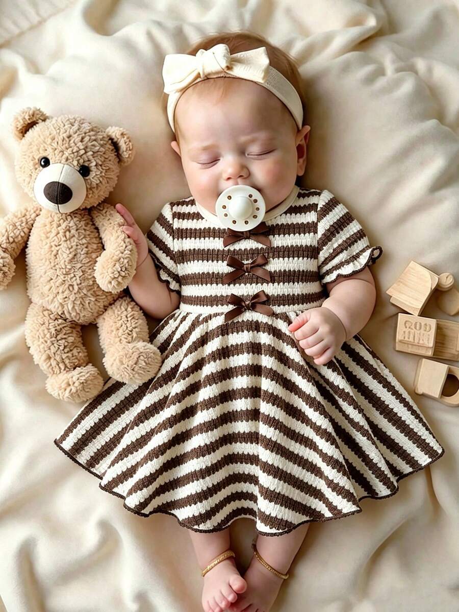 SHEIN Vintaside Kids 新生女嬰洋裝 春夏系列 – 棕色與杏色條紋面料、短袖蝴蝶結款式、甜美可愛女童洋裝、公主風袖口、飄逸裙擺、針織圓點面料、優雅小洋裝適合日常穿著、可作為嬰兒成長的珍貴禮物 - 咖啡棕 - 查看 1