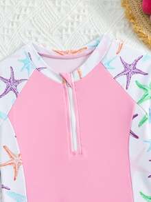 SHEIN 少女坦基尼比基尼吊帶泳衣套裝，淺粉色對比色海星印花，高彈性親膚防曬面料，柔軟光滑，兩件組含前開拉鍊長袖防曬上衣與同款印花平口泳褲，清新海洋風，適合少女游泳、海邊度假、夏季泳池玩水、時尚休閒、精緻，適用於游泳、暑假、海灘、海濱、泳池、夏季假期派對、休閒度假 - 淺粉色 - 查看 4