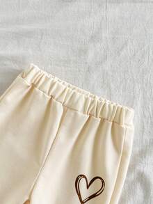 SHEIN Vintaside Kids 2件組女嬰秋冬款柔軟舒適可愛愛心印花棕色與白色波點長袖連帽衛衣長褲套裝牛仔女孩風 - 杏色 - 查看 8