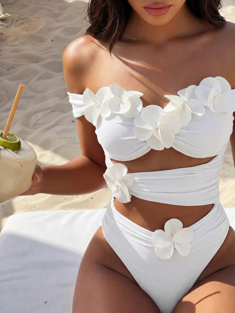 SHEIN Swim 新款春夏爆款 3D 花卉鏤空露肩白色時尚女款一件式海灘度假泳衣 - 白色 - 查看 1