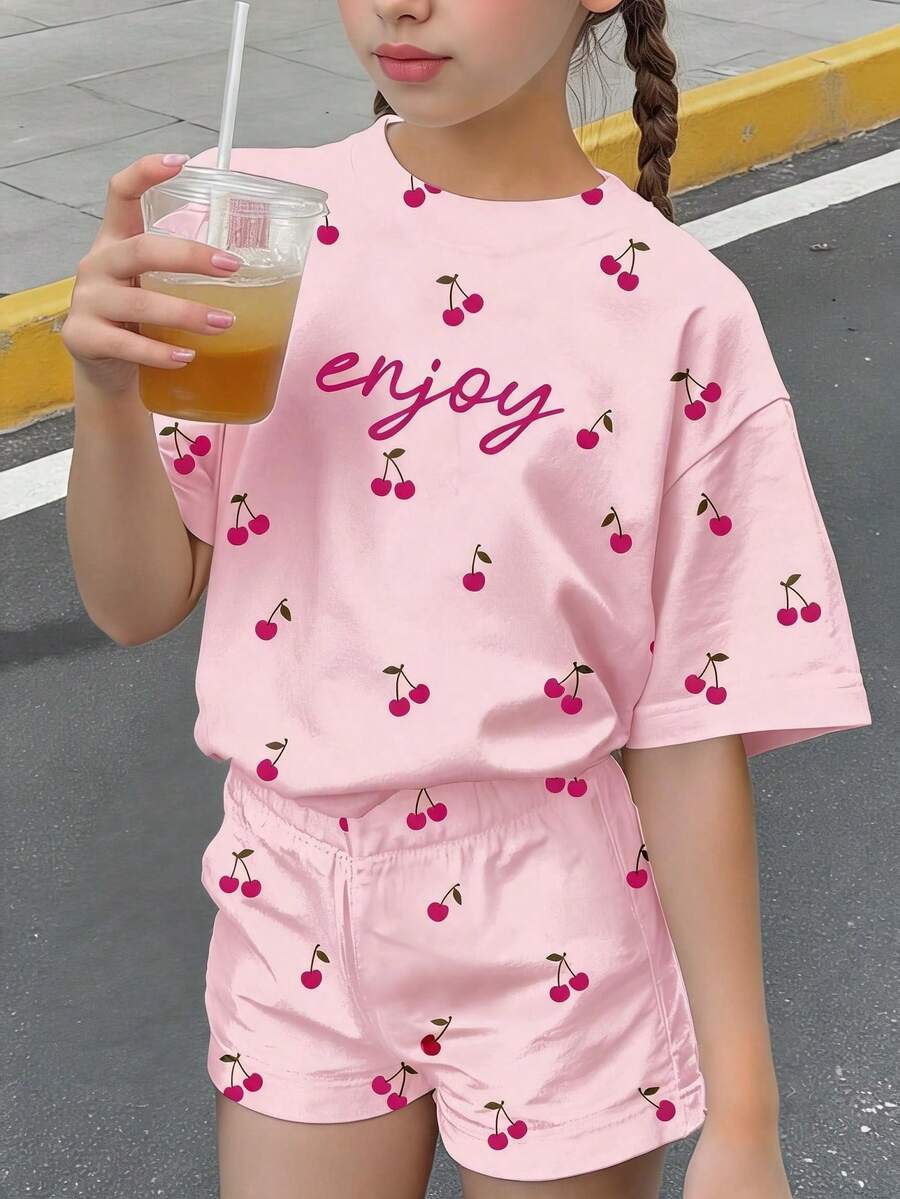 甜美女孩迷你櫻桃復古字母圖案印花,青少年女孩休閒舒適圓領短袖T恤與休閒短褲套裝2件組,適合春夏日常、度假、假日、出遊,春季氛圍、夏季氛圍,春夏穿搭輕鬆舒適,時尚女孩套裝,休閒穿著,青少年女孩復古迷你櫻桃圖案服飾,春夏套裝,新風格,慵懶休閒,慵懶夏季度假,甜美女孩風 - 彩色 - 查看 1