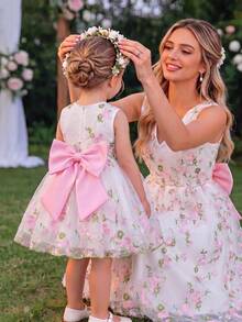 SHEIN Glamorique Kids 女嬰粉色花卉刺繡網紗緞面露背蝴蝶結裝飾派對洋裝，適合生日、婚禮、宴會、度假，女嬰派對洋裝幼童粉色洋裝 - 粉色 - 查看 7