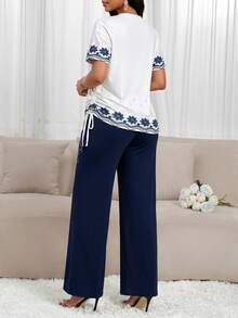 SHEIN Lady 女士花卉刺绣V领短袖上衣和裤子休闲两件套 - 彩色 - 查看 2