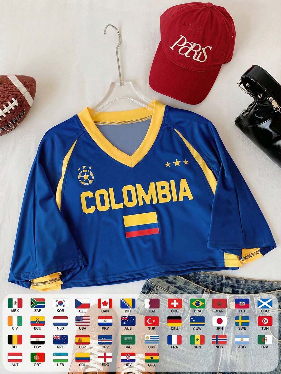 Comfortcana Áo thun nữ ngắn tay cổ chữ V đội tuyển bóng đá quốc gia Colombia mùa hè, áo croptop casual in chữ phối màu tương phản, tay raglan dệt kim, phong cách retro, preppy, cổ điển, thời trang, trẻ trung và street style. Chất liệu vải mềm mịn thoải mái, lý tưởng cho ngày thi đấu. Áo thun thể thao thời trang World Cup 2026 ngày thi đấu phong cách bóng đá đường phố - Nhiều màu - Xem 1