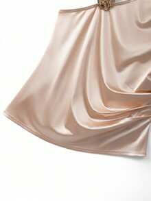 GlowEve CURVE 大尺碼針織緞面無袖不對稱斜V領寬肩帶左胸3D金屬玫瑰扣飾腰側單面抓皺/打褶設計法式成熟風通勤派對約會出遊時尚極簡日常春夏季上衣 - 杏色 - 查看 4