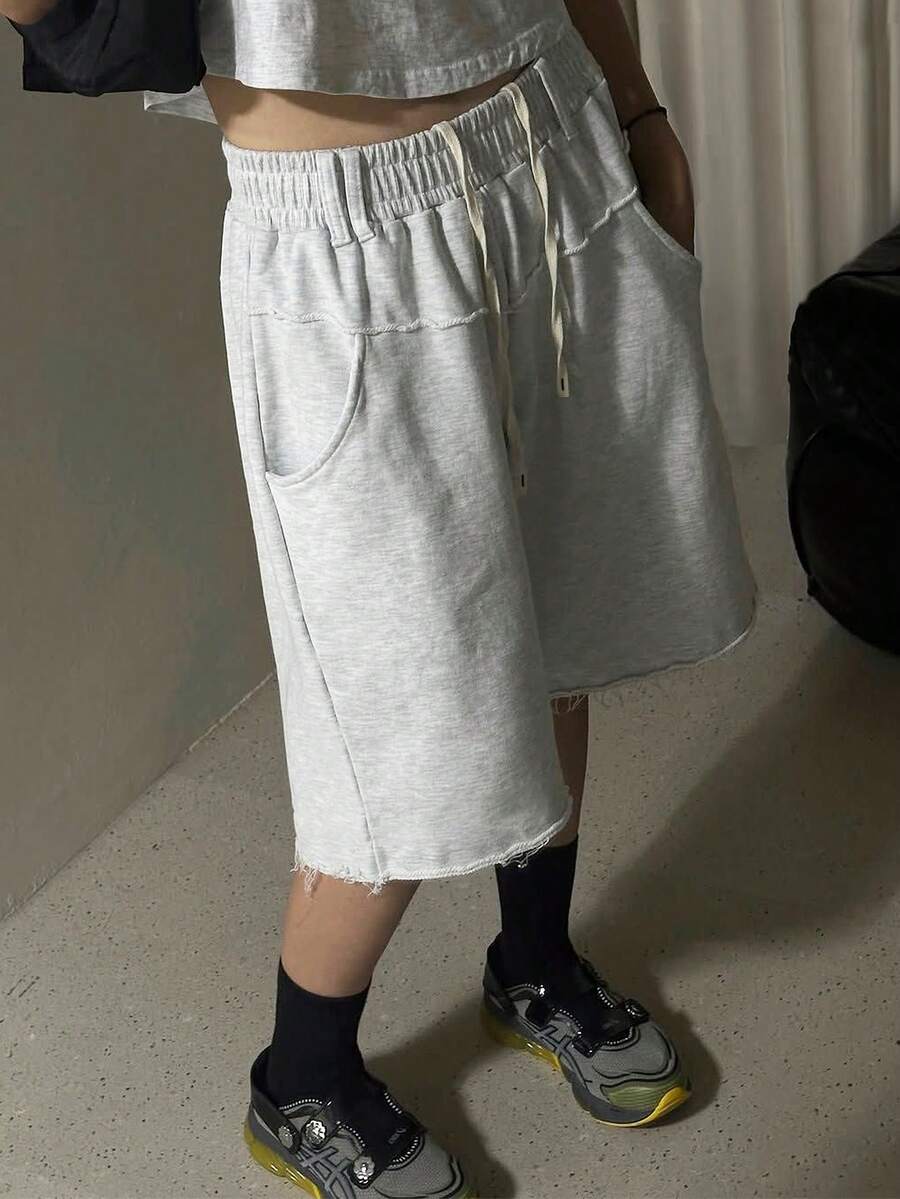 Manfinity Roghcode 男士年輕街頭風 INS 多功能單品：彈性腰圍開衩原邊設計寬鬆休閒短褲，適合街頭穿搭、日常休閒、週末出遊、音樂節、派對及其他年輕社交場合。這款短褲是男士衣櫥中不可或缺的百搭單品，非常適合作為送給男朋友或丈夫的禮物。 - 白色 - 查看 1