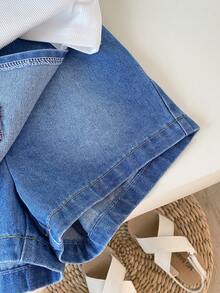 SHEIN Playful Pals 少女牙邊圓領短袖羅紋T恤搭配刺繡水洗牛仔裙褲套裝，外出度假日常休閒穿搭 - 白色 - 查看 7