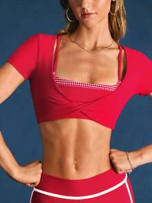 GLOWMODE FeatherFit™ Atasan Pendek Lembut dengan Detail Putaran Depan dan Tengah yang Menyerap Keringat, Motif Kontras, Cocok untuk Yoga, Studio Pilates, dan Aktivitas Sehari-hari dengan Dampak Rendah. - Merah - View 5