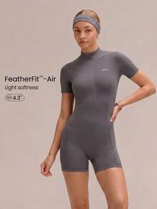 GLOWMODE 4.3" FeatherFit™-Air 發光連身衣 快乾防紫外線 短袖高領前開拉鍊 弧形拼接背縫設計 防滑下擺 拉鍊連身衣 夏季日常休閒穿搭 - Volcanic Gray - 查看 1