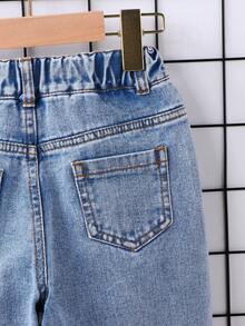 SHEIN Genkimix Kids 小男孩卡通熊印花直筒牛仔褲，夏季新品，休閒街頭風復古長褲，水洗破洞做舊工藝，彈性舒適腰帶，趣味字母皇冠印花設計，寬鬆休閒百搭版型，兒童節適用，適合早午餐約會畢業派對度假海灘週末出遊日常旅行聚會通勤度假氛圍休閒童裝牛仔褲 - 淺色水洗藍 - 查看 6