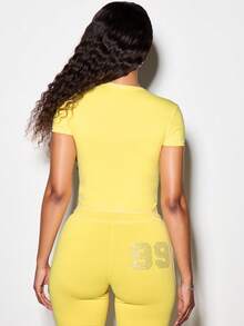 BABYPHAT 隊服修身版型水鑽Logo印花圓領短袖短版上衣，2026世界盃運動時尚賽事日足球街頭風球衣 - 黃色 - 查看 2