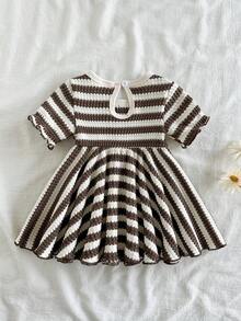SHEIN Vintaside Kids 新生女嬰洋裝 春夏系列 – 棕色與杏色條紋面料、短袖蝴蝶結款式、甜美可愛女童洋裝、公主風袖口、飄逸裙擺、針織圓點面料、優雅小洋裝適合日常穿著、可作為嬰兒成長的珍貴禮物 - 咖啡棕 - 查看 2